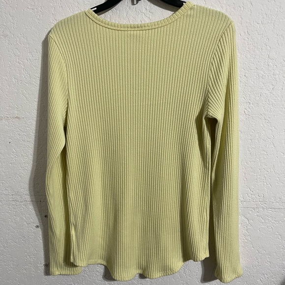 No Boundaries Yellow Long Sleeve V-Neck Top - Picture 2 of 3
